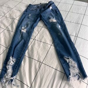 Fashionnova - Ripped Blue Jeans